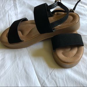 Anna black platform sandal